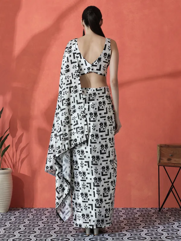 Pre-Draped_Ready_to_Wear_Chinnon_Fabric_Digital_Printed_Saree_With_Unstiched_Blouse