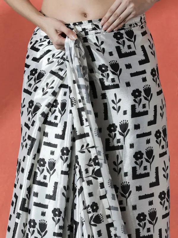 Pre-Draped_Ready_to_Wear_Chinnon_Fabric_Digital_Printed_Saree_With_Unstiched_Blouse