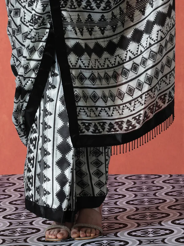 Pre-Draped_Ready_to_Wear_Chinnon_Fabric_Digital_Printed_Saree_With_Unstiched_Blouse