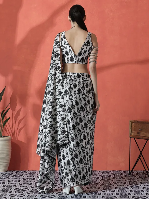Pre-Draped_Ready_to_Wear_Chinnon_Fabric_Digital_Printed_Saree_With_Unstiched_Blouse
