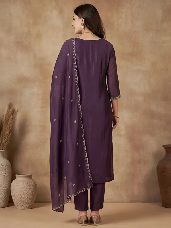Women_Embroidered_Vichitra_Silk_kurta_set