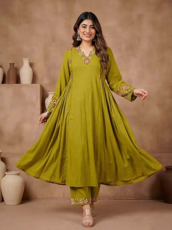 New_Embroidered_Work_Chanderi_Silk_Kurta_Set