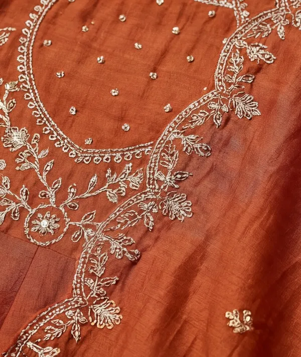 Women_Embroidered_Vichitra_kurta_set