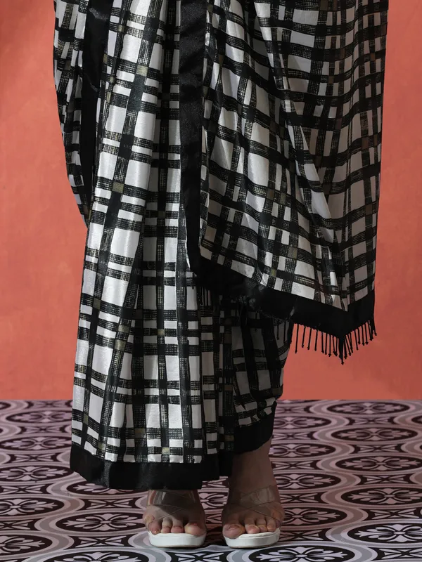 Pre-Draped_Ready_to_Wear_Chinnon_Fabric_Digital_Printed_Saree_With_Unstiched_Blouse