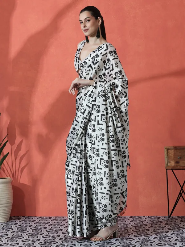 Pre-Draped_Ready_to_Wear_Chinnon_Fabric_Digital_Printed_Saree_With_Unstiched_Blouse