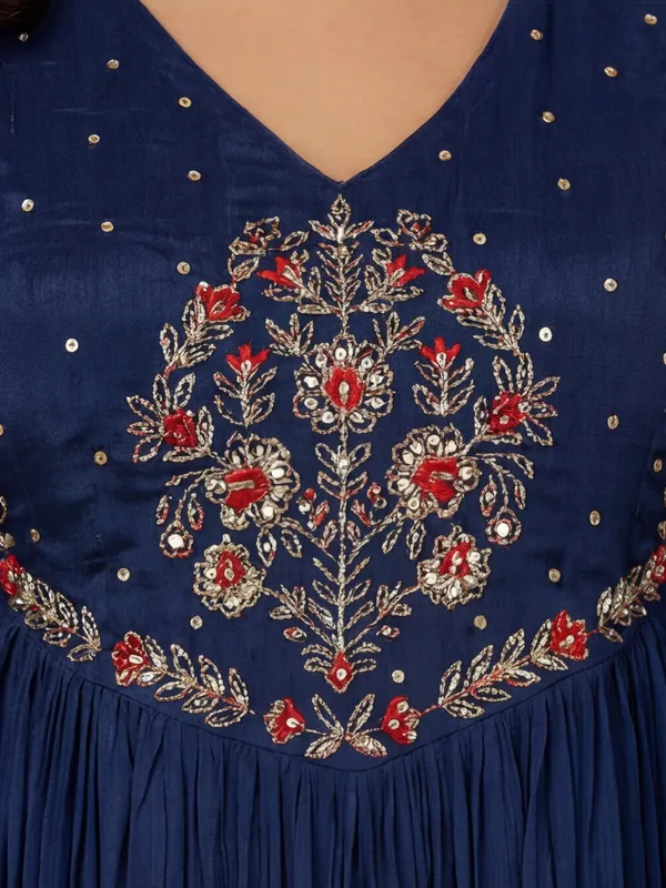 Women_Embroidered_Vichitra_Silk_kurta_set