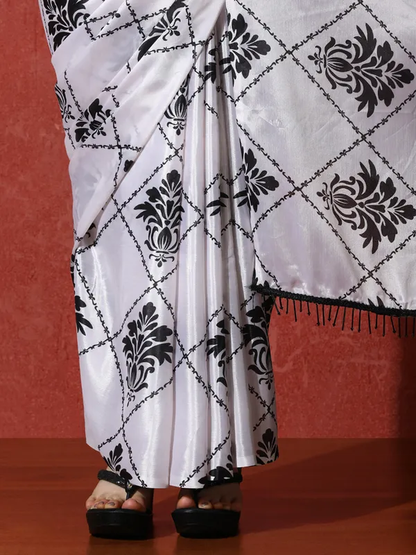 Pre-Draped_Ready_to_Wear_Chinnon_Fabric_Digital_Printed_Saree_With_Unstiched_Blouse