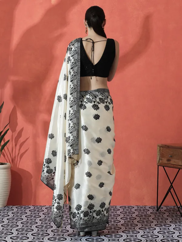 Pre-Draped_Ready_to_Wear_Chinnon_Fabric_Digital_Printed_Saree_With_Unstiched_Blouse