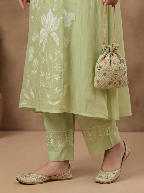 New_Embroidered_Work_Chanderi_Silk_Kurta_Set