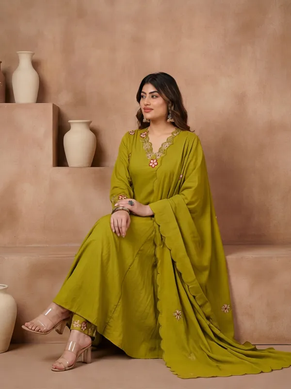 New_Embroidered_Work_Chanderi_Silk_Kurta_Set