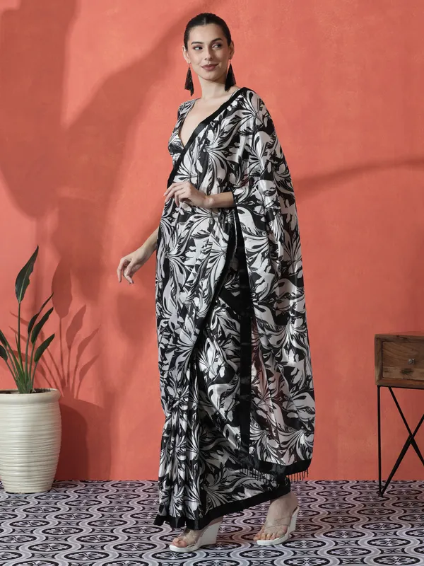 Pre-Draped_Ready_to_Wear_Chinnon_Fabric_Digital_Printed_Saree_With_Unstiched_Blouse