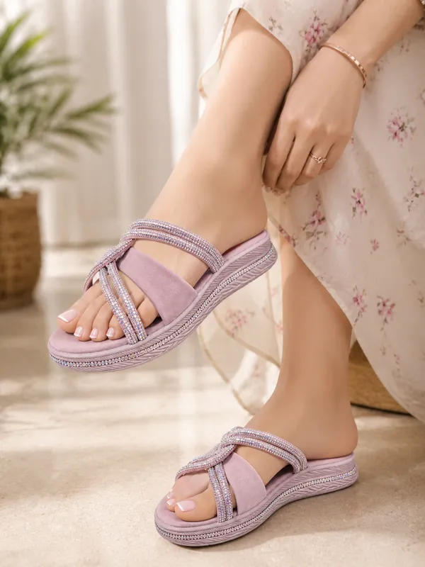 Ladies,_trendy_weg_hill_sandle