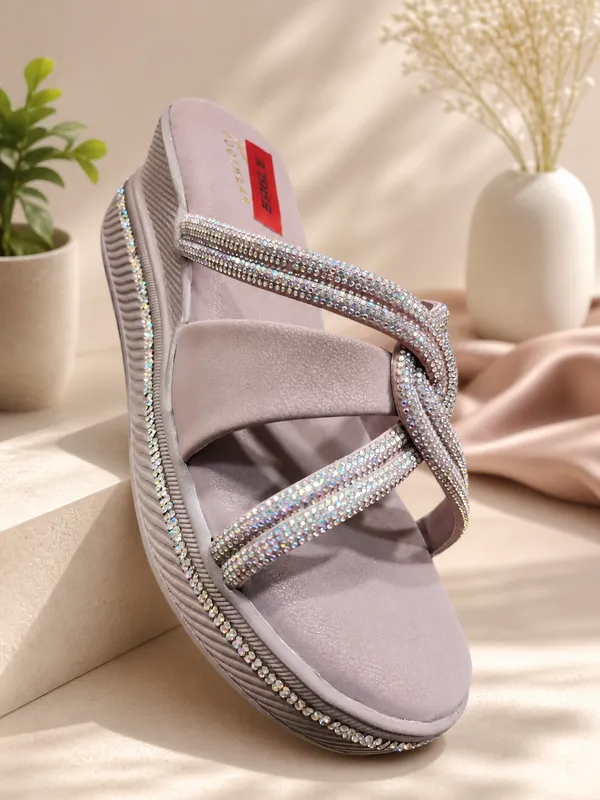 Ladies,_trendy_weg_hill_sandle