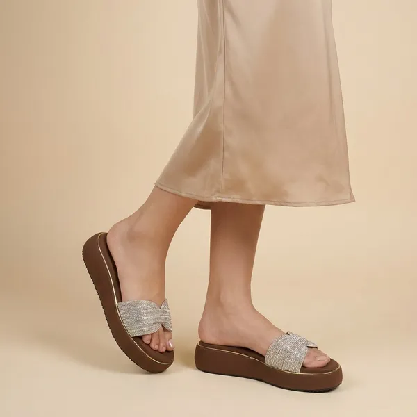Elegant_Crystal_Embellished_Cushioned_Sandals