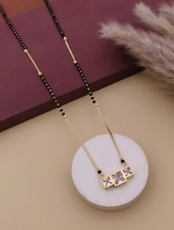 Elegant_Black_And_Gold_Beaded_Chain_Necklace_With_Crystal_Pendant