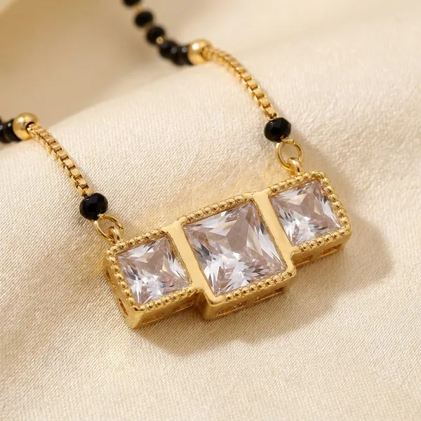 Elegant_Black_And_Gold_Beaded_Chain_Necklace_With_Crystal_Pendant