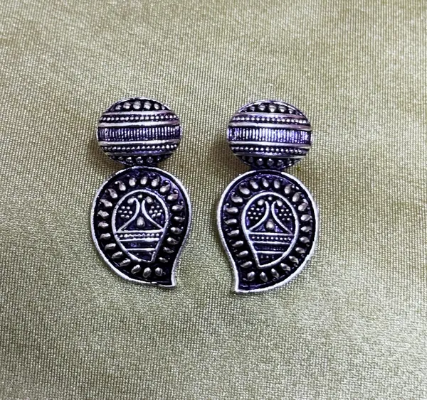 Silver_Traditional_Classic_Stylish_Oxidized_Kundan_Pearl_Dropping_Stud_Earrings_For_Women