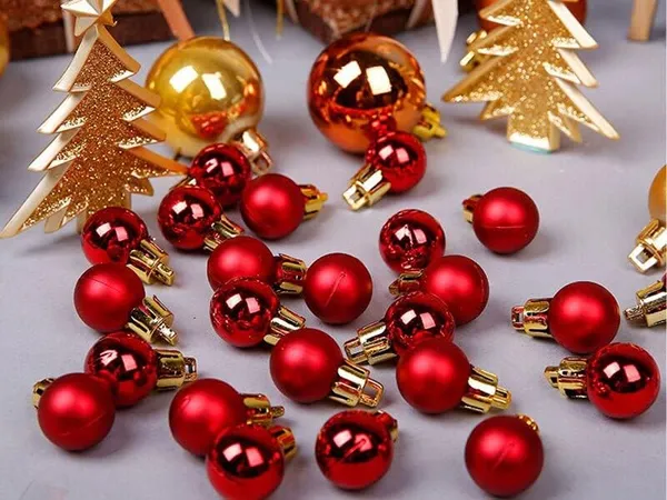 Red_Plastic_Christmas_Tree_Decoration_Balls
