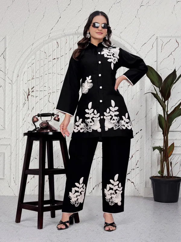 Black_Cotton_Straight_Floral_Threadwork_Embroidered_Kurta_Pant_Set_For_Women