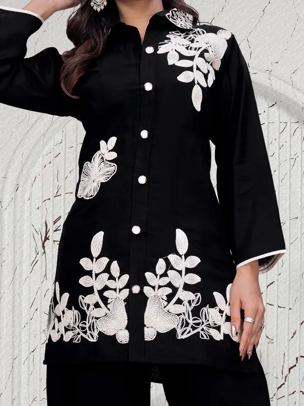 Black_Cotton_Straight_Floral_Threadwork_Embroidered_Kurta_Pant_Set_For_Women