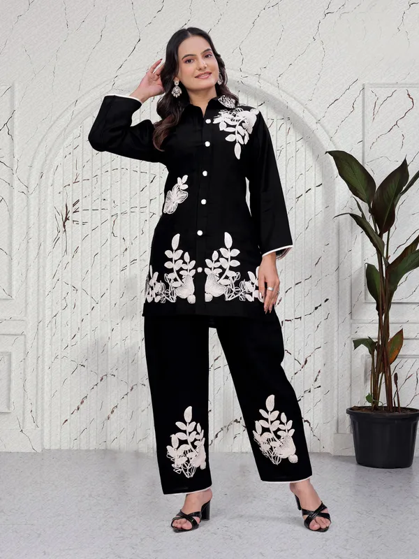 Black_Cotton_Straight_Floral_Threadwork_Embroidered_Kurta_Pant_Set_For_Women