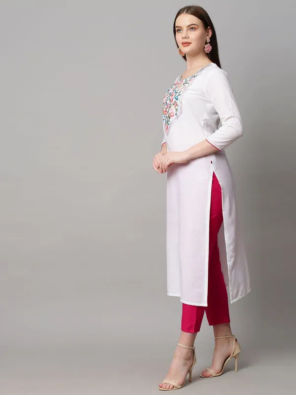 White_Slub_Cotton_Straight_Floral_Embroidered_Kurta_Set_For_Women