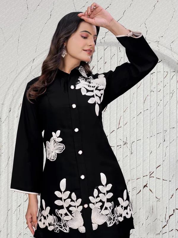 Black_Cotton_Straight_Floral_Threadwork_Embroidered_Kurta_Pant_Set_For_Women