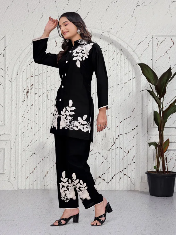 Black_Cotton_Straight_Floral_Threadwork_Embroidered_Kurta_Pant_Set_For_Women