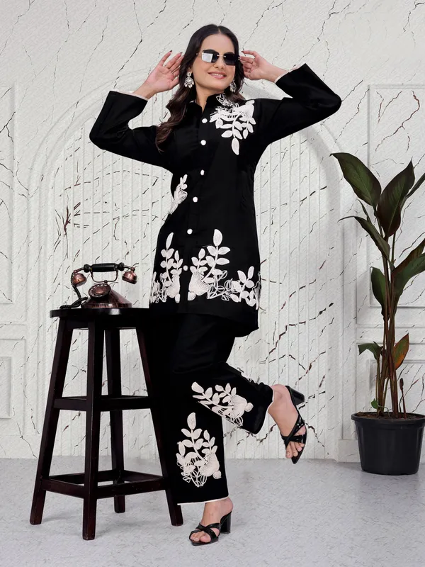 Black_Cotton_Straight_Floral_Threadwork_Embroidered_Kurta_Pant_Set_For_Women