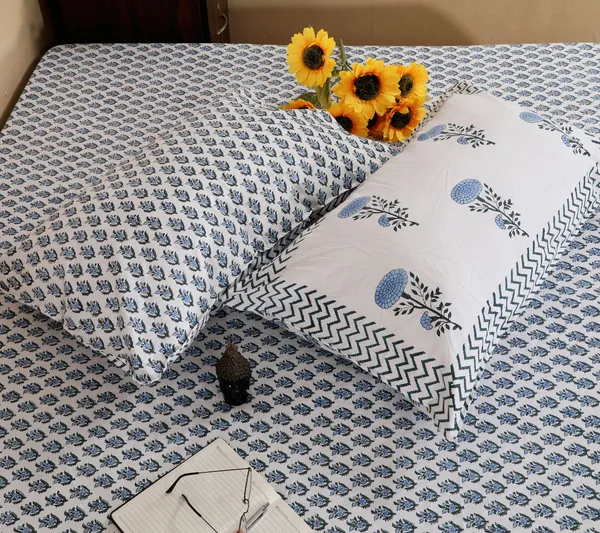 220_TC_|_335_GSM_|_Blue_And_White_Cotton_Block_Print_Bedsheet_With_Pillow_Cover
