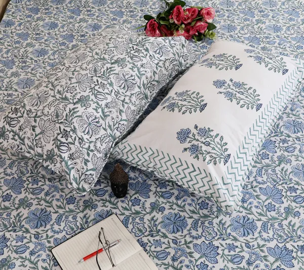 220_TC_|_335_GSM_|_Blue_And_White_Cotton_Floral_Paisley_Print_Bedsheet_With_Pillow_Cover