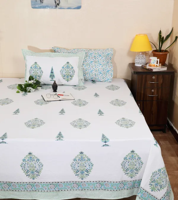 220_TC_|_335_GSM_|_White_And_Blue_Cotton_Hand_Block_Print_Bedsheet_With_Pillow_Cover