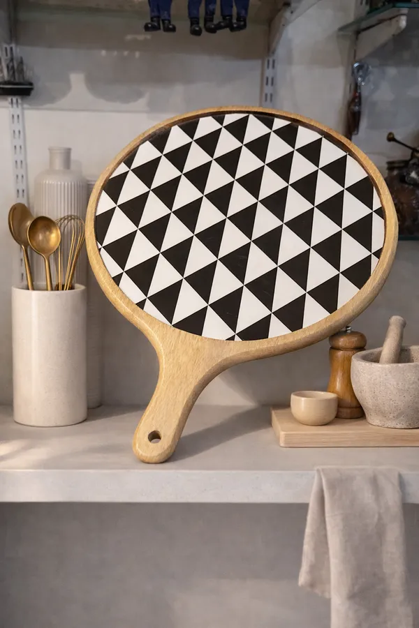 Black_And_White_Wood_Geometric_Print_Round_Serving_Board_With_Handle