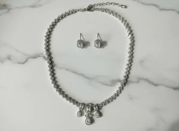 Elegant_Silver_Plated_Cubic_Zirconia_Statement_Necklace_Set