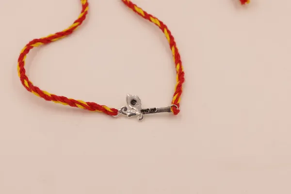 Divine_Flute_Rakhi_(Sterling_Silver_925)_in_Auspicious_Kalawa
