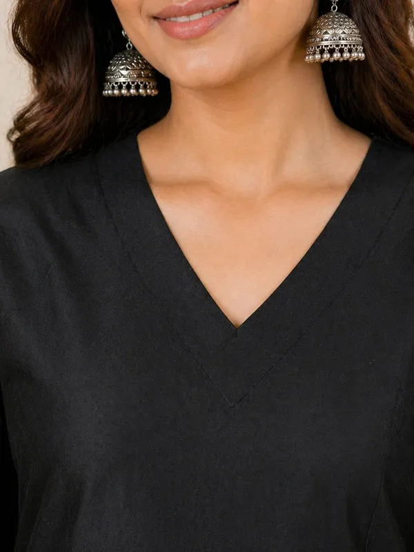 Noir_Elegance_V-Neck_Solid_Black_Kurta_Pant_Set