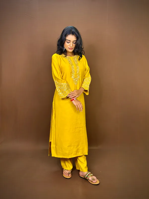 Womens_Yellow_Embellished_Kurti_Set_With_Matching_Pants