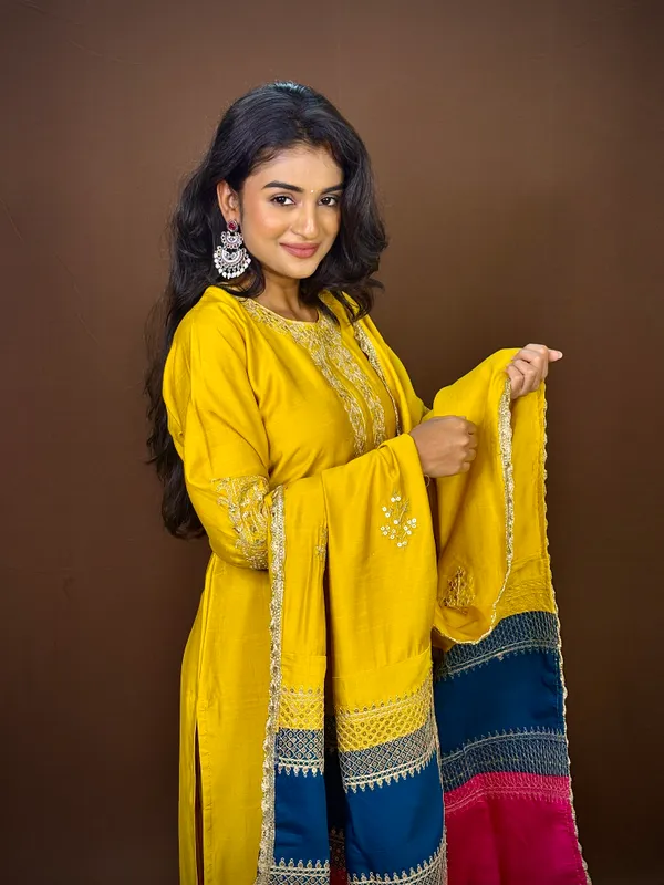 Womens_Yellow_Embellished_Kurti_Set_With_Matching_Pants