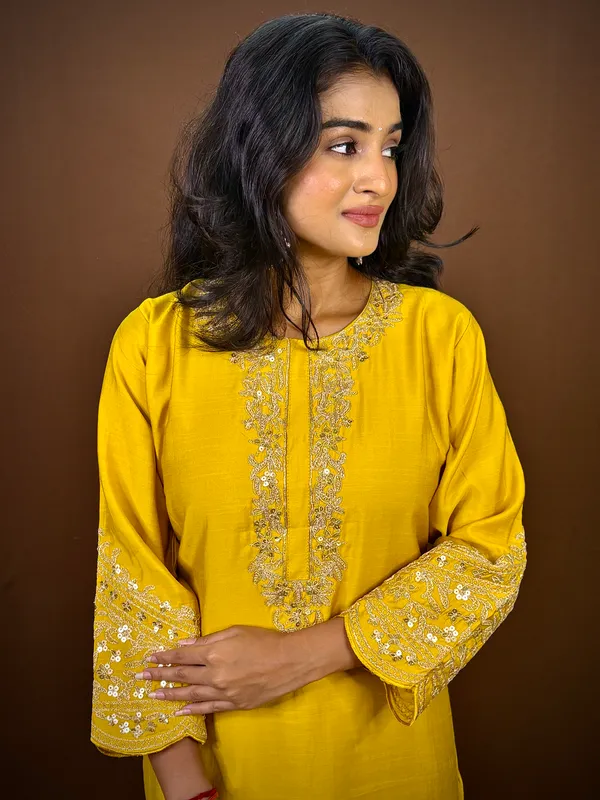Womens_Yellow_Embellished_Kurti_Set_With_Matching_Pants