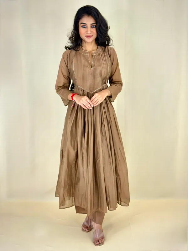 Womens_Beige_Pleated_Anarkali_Kurta_With_Belt