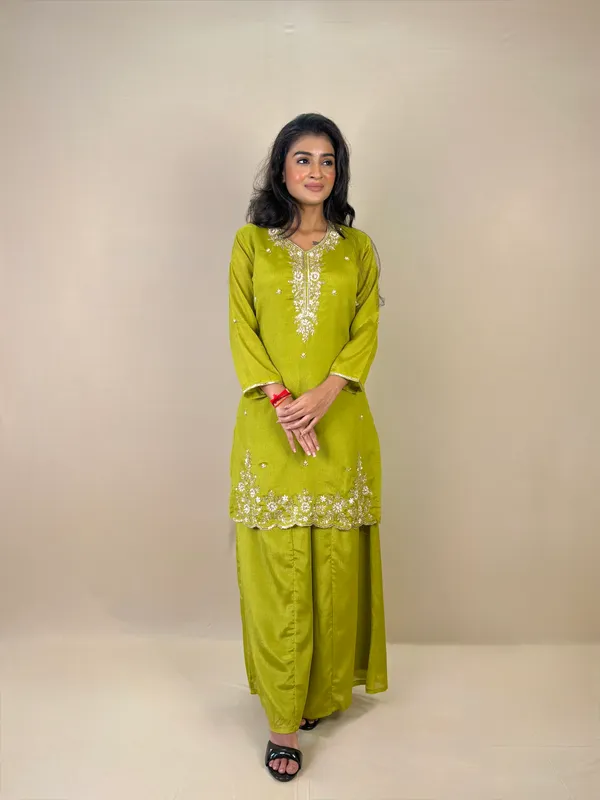 Womens_Mehendi_Green_Embroidered_Salwar_Suit_Set_With_Dupatta