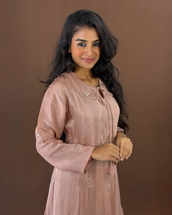 Elegant_Peach_Embroidered_Kurta_Set_With_Lace_Detail