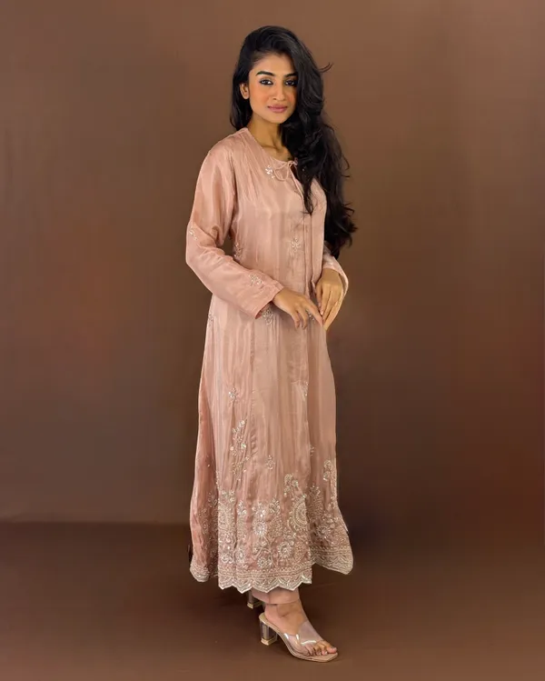 Elegant_Peach_Embroidered_Kurta_Set_With_Lace_Detail
