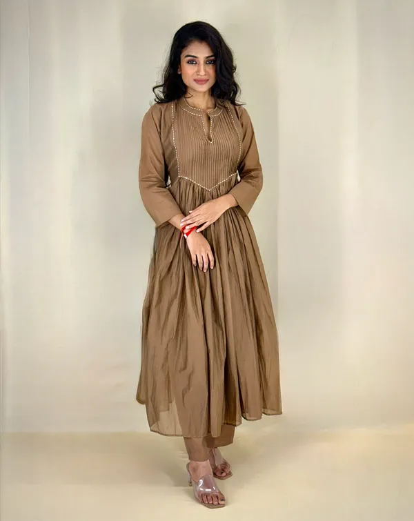 Womens_Beige_Pleated_Anarkali_Kurta_With_Belt