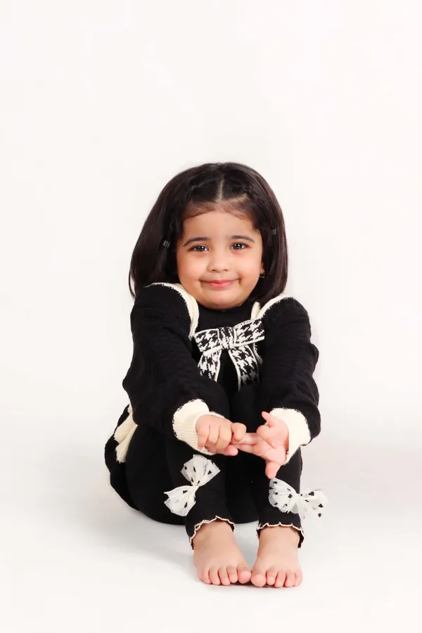 Classic_Black_White_Houndstooth_Sweater_Black