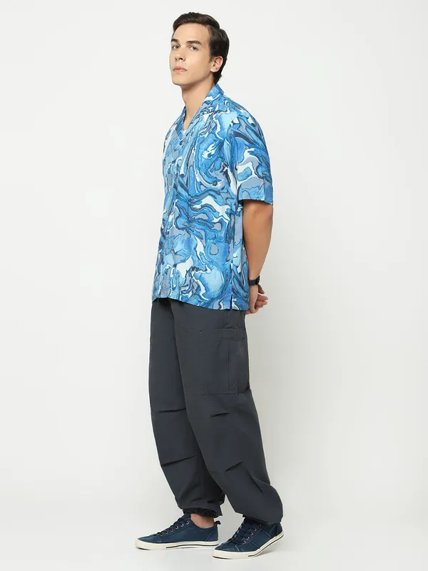 Abstract_Wavy_Oversized_Viscose_Shirt_100%_Viscose_Oversized_Fit