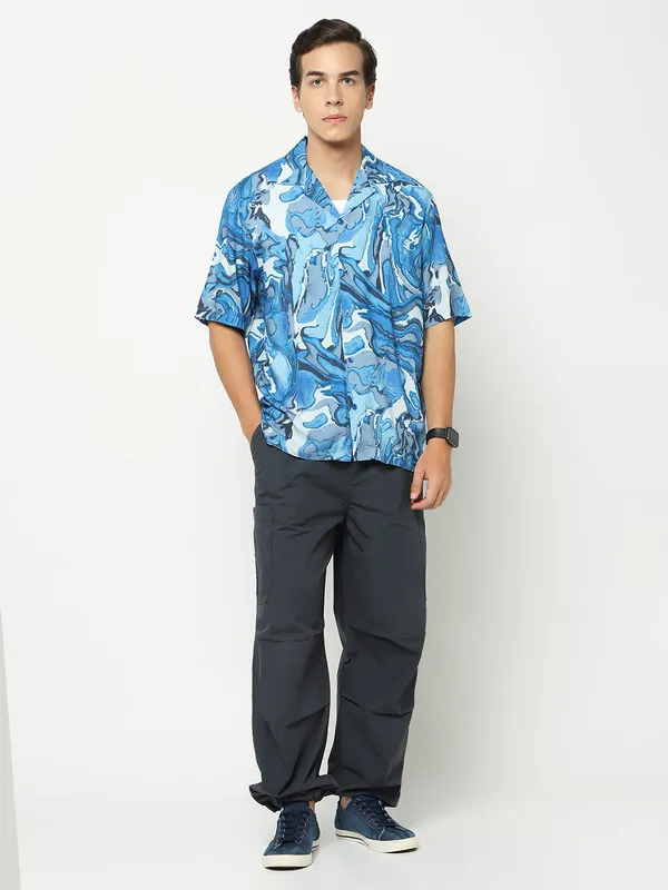 Abstract_Wavy_Oversized_Viscose_Shirt_100%_Viscose_Oversized_Fit