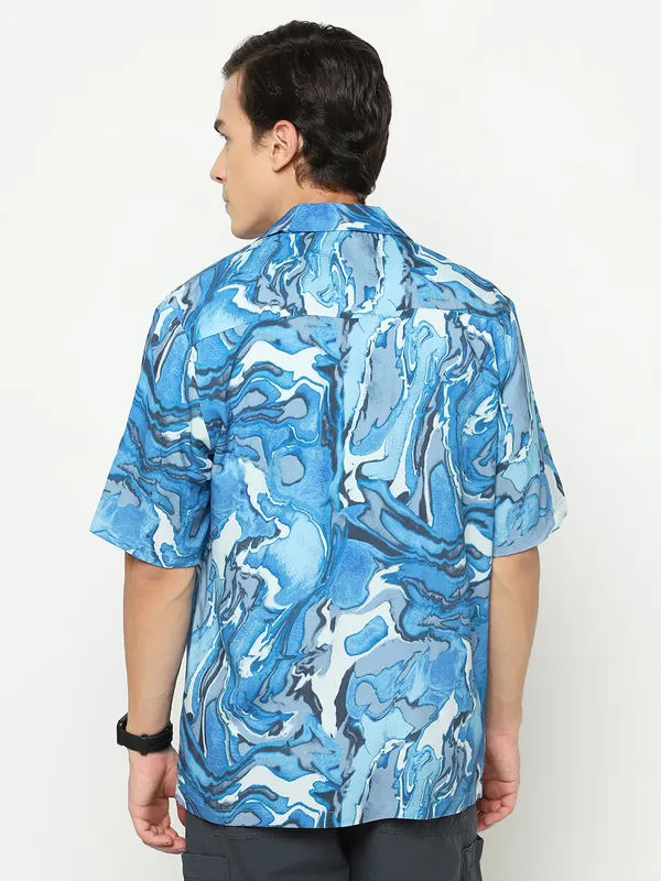 Abstract_Wavy_Oversized_Viscose_Shirt_100%_Viscose_Oversized_Fit