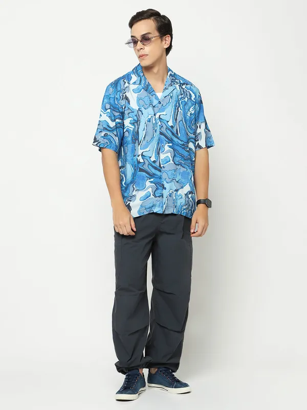 Abstract_Wavy_Oversized_Viscose_Shirt_100%_Viscose_Oversized_Fit