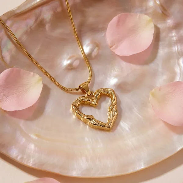 Minimal_Gold_Heart_Pendant_Necklace